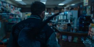 W sklepie pani Chen odnajdziemy magazyn, na którego okładce znajduje się Stan Lee. Warto dodać, że macki Venoma sięgają właśnie po tę gazetę, poprawiając jej ułożenie. 