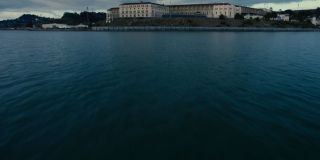 To ujęcie pokazuje więzienie znane już ze sceny po napisach z pierwszej części; przypomnijmy, że swój wyrok odsiaduje w nim Cletus Kasady. 