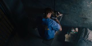 W celi Kasady’ego na ścianie widzimy tajemnicze malunki przedstawiające pozornie zabawne postacie i napisy – jeden z nich informuje, że „Fenis powstanie z popiołów” (niektórzy fani widzą tu nawiązanie do filmu „Mroczna Phoenix”, choć wydaje się ono zbudowane na wyrost). Nie jest na razie jasne, czy twórcy chcą mocno zmienić wizerunek Cletusa, w pierwszej kolejności akcentując jego powiązania z Brockiem, zamiast przedstawiać go jako zupełnie szalonego, seryjnego mordercę. 