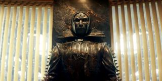 W pokoju Ravonny znajdują się posągi Strażników Czasu. Ten środkowy wizualnie przywodzi na myśl komiksowy wizerunek Kanga Zdobywcy – zwróćmy choćby uwagę na charakterystyczny, przylegający do twarzy hełm. Nawet Mobius pozwala sobie na uwagę, że „ten wygląda jak on…”, nie kończąc zdania. Biorąc pod uwagę fascynację Renslayer Strażnikami Czasu, nie możemy wykluczyć, że wśród nich faktycznie znajduje się Kang; w świecie komiksów Ravonna była jego obiektem westchnień. 