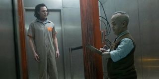 Scena pokazująca przejście Lokiego przez wykrywacz robotów może być nawiązaniem do znanych z komiksów i serialu „Agenci T.A.R.C.Z.Y.” Life Model Decoys, androidów doskonale preparujących zachowanie żywych istot i niekoniecznie zdających sobie sprawę, że są androidami. Warto też przypomnieć, że niepewny wyniku badania Loki przez bardzo długi czas nie wiedział, iż w rzeczywistości pochodzi od Lodowych Gigantów. 