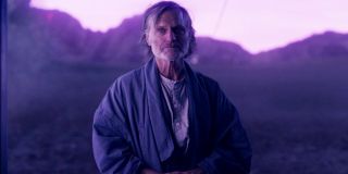 Loki po raz kolejny w MCU przybiera inną postać – tym razem męża wdowy z Lamentisu. Przypomnijmy, że antybohater już kilkukrotnie korzystał z tej sztuczki, m.in. w filmach „Avengers”, „Thor: Mroczny świat” i „Thor: Ragnarok”. 