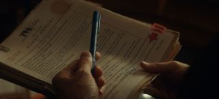 Mobius podpisuje dokumenty za pomocą długopisu ze szkoły Roosevelta; pojawiły się spekulacje, że to nawiązanie do piór, które Iron Man podał Kapitanowi Ameryce w filmie „Wojna bohaterów”. 