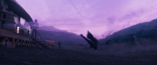 Odrzucenie Sylvie po wystrzale z broni przypomina scenę z filmu „Kill Bill 2” – w nim wroga w podobny sposób powaliła Czarna Mamba. 