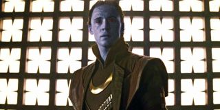 W odcinku przynajmniej trzykrotnie padają nawiązania do prawdziwego pochodzenia Lokiego. W aktach TVA ponownie figuruje on pod nazwiskiem „Laufeyson” (Laufey pojawił się już w MCU), do Lodowych Gigantów odwołuje się jeden z hologramów z wariantami, a Mobius w rozmowie z bogiem podstępu stwierdza, że jest on „przestraszonym, małym chłopcem, trzęsącym się na zimnie”, najprawdopodobniej tym samym przywołując także historię Lokiego. 