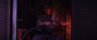 Broń, którą wykorzystuje wdowa, ma trójkątny celownik. Być może potwierdza to, że kobieta pochodzi z Xandaru – bronie żołnierzy tej planety często zawierały trójkątny motyw, nawiązujący do 3 słońc widocznych nad Xandarem. 