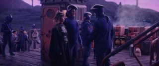 Strażnicy pilnujący wejścia do pociągu to kapral Hicks i szeregowy Hudson. Hicks i Hudson to postacie portretowane przez Michaela Biehna i Billa Paxtona w filmie „Obcy – decydujące starcie”. 