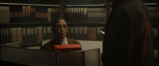 Monotonny głos i apatyczne zachowanie recepcjonistki, od której Loki chce wydobyć pliki, przywodzi na myśl zachowującą się w identyczny sposób Roz z animacji „Potwory i spółka”.