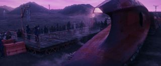 Motyw podróży w pociągu, dzięki której ludzie chcą uniknąć katastrofy naturalnej, budzi wyraźne skojarzenia z filmem i serialem „Snowpiercer”. 