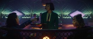 Loki przejmuje oba kieliszki szampana – sekwencja ta kojarzy się ze sceną z Thorem z „Ragnaroku”, w trakcie której Doktor Strange uzupełnił opróżniony już przez boga burzy kufel. 