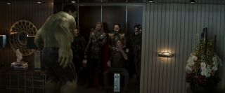 Sekwencja początkowa z przejęciem Tesseraktu pochodzi oczywiście z filmu „Avengers: Koniec gry”, pokazując de facto to, co działo się w produkcji „Avengers” z 2012 roku. Warto jednak zauważyć, że twórcy serialu nie zdecydowali się na nakręcenie nowych scen z członkami obsady filmu; dołączono jedynie krótkie i pozbawione dialogów ujęcia z Lokim, które ukazują wydarzenia z innej perspektywy. 