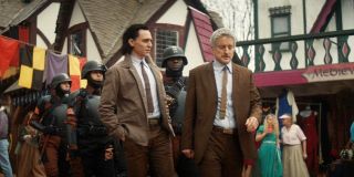 Akcja na renesansowym targu rozgrywa się w mieście Oshkosh w stanie Wisconsin. W prawdziwym świecie to właśnie tutaj urodził się Mark Gruenwald, słynny scenarzysta komiksowy, uznawany za „chodzącą encyklopedię Marvela” – przypomnijmy, że ekranowy Mobius (a także pracownicy TVA w komiksach) jest postacią wizualnie i charakterologicznie wzorowaną na tym twórcy. 