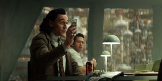 W trakcie rozmowy z Lokim Mobius ponownie delektuje się znanym z prawdziwego świata napojem energetycznym Josta. Z kolei bóg podstępu, gdy chce wytłumaczyć rozmówcy zagładę Asgardu, zabiera od Caseya sok – to sok Boku, obecny na amerykańskim rynku w latach 1990-2003. 