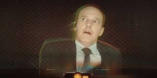 Mobius wspomina, że Loki zabijał inne istoty przez dźgnięcie ich od tyłu „jakieś 50 razy” – to właśnie w ten sposób w MCU uśmiercił on Phila Coulsona. 