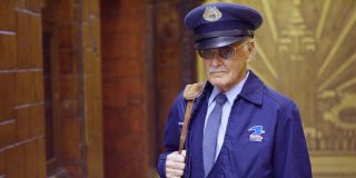 Listonoszem w MCU był również Stan Lee. Dużą popularnością cieszyła się swego czasu teoria, według której wszystkie gościnne występy „The Mana” są ze sobą połączone, a on miałby wcielać się w rolę jednego ze Strażników (przedstawiciela tej rasy, Uatu, zobaczymy w animacji „What If?...). Na tej podstawie spekuluje się, że Sylvie mogła spotkać na swojej drodze właśnie młodszą wersję postaci portretowanej przez Lee i tym samym nawiązać kontakt ze Strażnikami. 