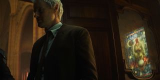 Mobius w XVI-wiecznej Francji dowiaduje się od małej dziewczynki, że za zbrodnię w kościele odpowiada widoczny także na witrażu „diabeł”. Gdyby nie serial „Wandavision”, wciąż widzielibyśmy tutaj easter egg nawiązujący do postaci Mefisto. Wyjaśnienie wydaje się jednak znacznie prostsze: biorąc pod uwagę fakt, że TVA ściga inną wersję Lokiego, dziewczynka mogła uznać ją za diabła po zobaczeniu charakterystycznego hełmu z rogami. 