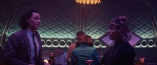 Loki tłumaczy Sylvie, że nie jest pijany tylko „pełny”, używając angielskiego słowa „full”. W języku norweskim „full” oznacza właśnie „pijanego”. 