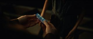 Dziewczynka żuje gumę, która zmieniła kolor jej zębów na niebieski. Jeszcze w latach 70. do komiksów dołączane były różne przedmioty, mające podbić sprzedaż – jednym z nich była właśnie guma, która barwiła język albo na czarno, albo na niebiesko. 