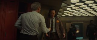 Przed wyruszeniem na misję w przyszłości Mobius daje Lokiemu sztylety – bóg podstępu posługiwał się nimi w komiksach; widzieliśmy je także w MCU. 