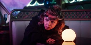 Sylvie zabija jednego ze strażników pociągu, wbijając mu róg w głowę. W ten sam sposób Loki uśmiercił swojego przeciwnika w trakcie bitwy na Bifroście w filmie „Thor: Ragnarok”. 