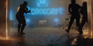 Po przybyciu do przyszłości Loki, Mobius i oddział Minutemenów wchodzą do centrum handlowego sieci Roxxcart. Najprawdopodobniej należy ona do wzmiankowanej już w filmach o Iron Manie firmy energetycznej Roxxon, w komiksach przedstawianej jako organizacja dążąca do uzyskania władzy nad światem. 