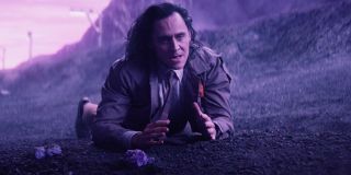 Po wyskoczeniu z pociągu Loki przybiera dokładnie tę samą pozycję, co w poprzednim odcinku w trakcie potyczki w Roxxcarcie i w filmie „Thor: Ragnarok”, tuż po oszukaniu go przez Doktora Strange’a. 