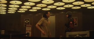 W siedzibie TVA widzimy wiele propagandowych plakatów. Reżyserska Kate Herron zdradziła, że w ich tworzeniu artyści inspirowali się takimi filmami jak „Metropolis”, „Łowca androidów”, „Mechaniczna pomarańcza” i „Brazil”.