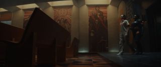 Na jednym z plakatów widać postać, która może przypominać scenarzystę komiksowego Marka Gruenwalda lub młodego Stana Lee. 