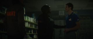 Gdy Lady Loki przenosi się do innych ciał, prawdziwy Loki stwierdza, że teraz „wie, co tak irytowało Thora” – najprawdopodobniej ma na myśli swoje liczne przemiany wizualne, w tym podszywanie się pod Odyna w „Ragnaroku”. 