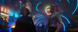 Loki zdaje sobie sprawę, że jedynym sposobem na ucieczkę jest arka. Ta sytuacja może kojarzyć się z „Ragnarokiem”, w którym Loki ewakuował wraz ze swoimi kompanami mieszkańców Asgardu, by koniec końców samemu wsiąść na statek. 