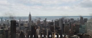 Gdy w czasie pierwszej sekwencji pojawia się napis informujący widza, że wydarzenia rozgrywają się w Nowym Jorku, litery zmieniają się niczym cyfry w zegarach starego typu – ten analogowy sposób prezentacji nazwy miasta może być sugestią, że zdarzeniom w czasie bitwy Avengers z armią Chitauri przygląda się TVA. 