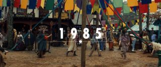 Jakby tego było mało, renesansowy targ odbywa się 12 kwietnia 1985 roku – wtedy miał miejsce pierwszy światowy pokaz filmu „Powrót żywych trupów”. 