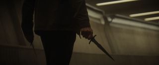 Loki ostatecznie trzyma w dłoniach swoje znane już z MCU sztylety. Co więcej, obraca nimi w dokładnie taki sam sposób, jak zrobił to w trakcie bitwy pokazanej w filmie „Thor: Ragnarok”. 