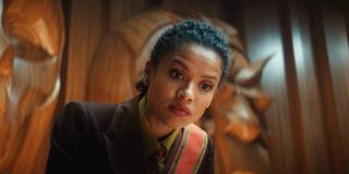 Gugu Mbatha-Raw wciela się w rolę sędziny TVA, Ravonny Renslayer. Postać ta debiutowała w komiksach już w 1965 roku jako pochodząca z XXI wieku kobieta. Z czasem pokazywano ją jako obiekt westchnień Kanga Zdobywcy – by zyskać jej miłość, złoczyńca doprowadził do wydarzeń, które wstrząsnęły całym uniwersum. 