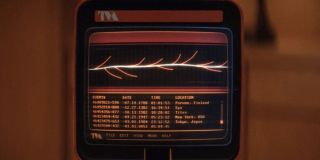 Po zbombardowaniu przez Lady Loki Świętej Linii Czasu dochodzi do szeregu rozbieżności; z obecnego w siedzibie TVA monitora dowiadujemy się, że wystąpiły one m.in. w znanych już z MCU lokacjach: na Vormirze (to tu znajdował się Kamień Duszy), w Asgardzie, Jotunheimie, na Tytanie (macierzystej planecie Thanosa), Xandarze (siedzibie Nova Corps), Ego, znanym z „Thor: Ragnarok” Sakaarze i stolicy rasy Kree, Hali. 