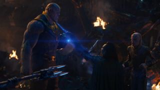 Mobius wspomina o „zabieganiu o względy potężnych postaci, które docelowo chcesz zdradzić” w odniesieniu do Lokiego. Najprawdopodobniej przywołuje on nie tylko jego relacje z Thorem i Odynem, ale przede wszystkim zachowanie antybohatera w rozmowie z Thanosem w „Wojnie bez granic”.  