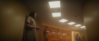 Po przejęciu time twistera Loki przez chwilę przebywa na korytarzu; w tle żołnierz TVA prowadzi za rękę postać, która do złudzenia przypomina Peggy Carter (niektórzy komentatorzy żartują nawet, że Peggy miałaby… nie wytrzymać związku z Kapitanem Ameryką i od niego uciec). 