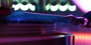 Na ostrzu, którym posługuje się Sylvie, widać runy pochodzące najprawdopodobniej z Asgardu. Może to świadczyć o tym, że geneza bohaterki jest faktycznie podobna do historii głównego protagonisty produkcji. 