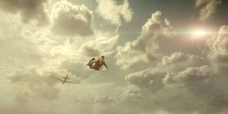 Loki po wyskoczeniu z samolotu wzywa na pomoc Heimdalla, który otwiera dla antybohatera słynny tęczowy most Bifrost. To oczywiście nawiązanie do mitologii Asgardu w MCU; warto też zauważyć, że mocno zdystansowany do działań Lokiego Heimdall z niejasnych powodów postanowił wziąć udział w całym przekręcie. 