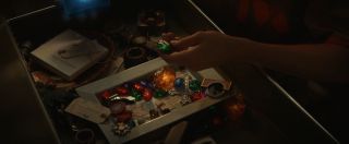 Warto zauważyć, że w szufladzie obok artefaktów można dostrzec krzyż i sztylet – część komentatorów widzi tu nawiązanie do postaci Drakuli i filmu „Blade”. 