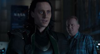 Minutemeni zaczynają atakować samych siebie po tym, gdy dotknął ich wariant Lokiego. Taki obrót spraw przywodzi na myśl moce samego boga podstępu ze sceny po napisach z filmu „Thor” (kontrola Erika Selviga), Wandy Maximoff z „Czasu Ultrona” czy nawet przebudzającego ludzi Visiona z „WandaVision” – w każdym z tych przypadków źródłem zdolności był Kamień Umysłu. 