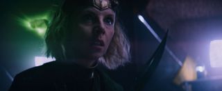 W trakcie pojedynku z Sylvie Loki używa magicznej sztuczki, by po chwili pojawić się tuż za nią. W filmie „Avengers” antybohater wykorzystał ten sam trik do uśmiercenia Phila Coulsona. 