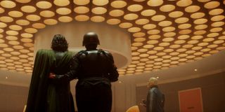 Gdy Loki zostaje wprowadzony do siedziby TVA, widzimy tam innego zatrzymanego – to przedstawiciel Skrulli znanych już z filmu „Kapitan Marvel”. Ten smaczek może mieć jednak większe znaczenie; odpowiedzialni za MCU prawdopodobnie chcą nam przypomnieć, że niebawem w Kinowym Uniwersum Marvela zobaczymy „Tajną Inwazję”, w której ta kosmiczna rasa odegra fundamentalną rolę. 