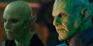 Co ciekawe, Skrull ma na sobie dokładnie ten sam dres, co jeden z uchodźców kosmicznej rasy, których zobaczyliśmy w „Kapitan Marvel” – być może później wykradł on kamień i doprowadził do powstania Nexusu, o którym więcej za chwilę. 