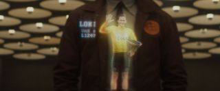 Kolarz może nawiązywać do jednego z największych oszustów prawdziwego świata, Lance’a Armstronga, z kolei młodsza wersja Lokiego pojawiła się już m.in. w serii „Loki: Agent of Asgard” z 2014 roku. 