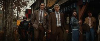 Gdy na renesansowy targ przybywa drugi oddział Minutemenów, na jednym ze stoisk widzimy napis „Dragonfly Armory”. Dragonfly to postać znana z komiksów Marvela, przy czym niemająca żadnego związku z Lokim – ostatnio widzieliśmy ją w historiach o X-Menach. 