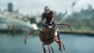Powracający do MCU generał Ross wspomina na ekranie o postaci Ant-Mana, określając go mianem „skazańca, który nieprawdopodobnie się zmniejsza”. Zdanie to nawiązuje do tytułu filmu „Człowiek, który nieprawdopodobnie się zmniejsza” z 1957 roku – główny bohater tej produkcji zaczął się kurczyć po zetknięciu z radioaktywną mgłą.