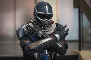 W pierwszej scenie ze swoim udziałem Taskmaster obserwuje fragment pojedynku Czarnej Wdowy i Hawkeye’a z filmu „Wojna bohaterów” – przypomnijmy, że złoczyńca dokładnie zapamiętuje styl walki przeciwników. W późniejszej części filmu prezentuje on charakterystyczne elementy bitewne Nataszy (powalanie przeciwnika przez wskoczenie na jego ramiona), Hawkeye’a (strzał z łuku), Czarnej Pantery (wysuwanie szpon przed walką), Kapitana Ameryki (sposób trzymania tarczy) i Zimowego Żołnierza (władanie nożem).