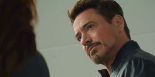 Na ekranie kilkukrotnie padają nawiązania do fabuły „Wojny bohaterów” i Avengers – Tony Stark został określony jako „supernaukowiec”, Jelena wspomina również o „rozwodzie” Mścicieli, by później mówić o Thorze jako o „bogu z kosmosu”. Gdy w finale filmu Natasza wyrusza na spotkanie z dawnymi kompanami, słyszymy z kolei słynny motyw muzyczny Avengers skomponowany przez Alana Silvestriego.