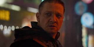 Choć Jeremy Renner nie został wymieniony w napisach, jego głos słyszymy w sekwencji pokazującej zabicie córki generała Drejkowa – za pomocą miniaturowej słuchawki Hawkeye kontaktuje się z Nataszą, by uzyskać od niej zielone światło na detonację ładunków wybuchowych.